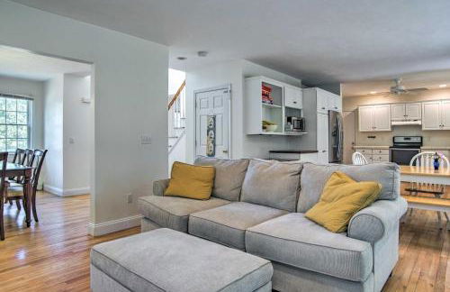 Marion Home with Private Deck Less Than 1 Mi From Beach - Foto 5