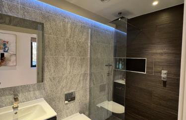 Luxury Villa - Hot Tub - Exclusive Offers - Amar Luxury Stays - Photo 62