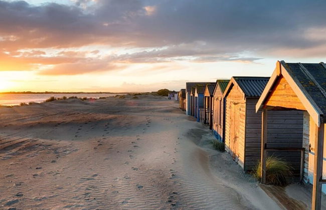 Coastal Retreat for 8 With Hot Tub - Walk to Beach - Foto 52