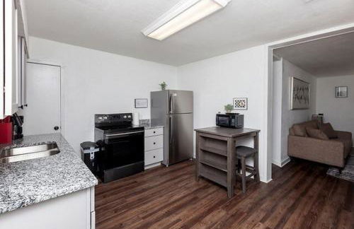 Spacious 9BR Home Ideal for Groups Near Downtown - Foto 9