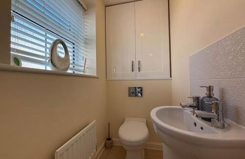 4BR Home - Gym - 3BA - Free Parking - En-suite - Near LGW Airport - Foto 12