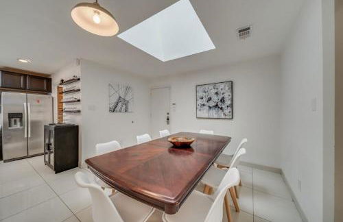 Central Plano 4-BD 2-BA Pool Retreat, Sleeps 10 - Foto 11