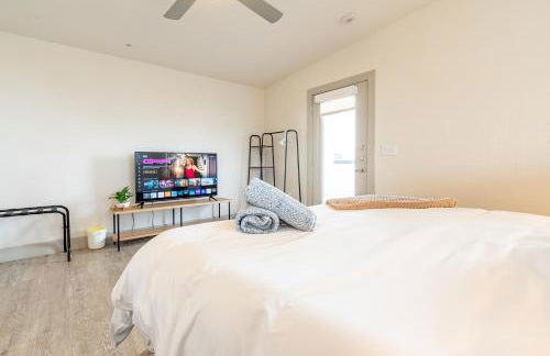 RiverWalk PentHouse Oasis w/Free Parking Gym Pool - Photo 17