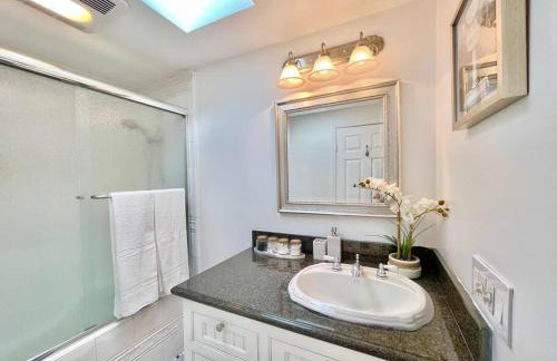 New Charming Spacious Disneyland Pool Home - Photo 36