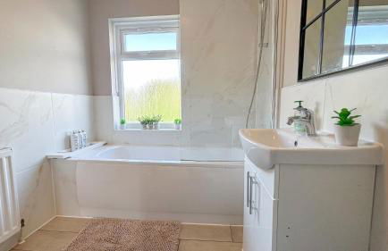 Promo Rate - New Malden 3BDR House with Garden & FREE Parking near Raynes Park, Kingston upon Thames & Wimbledon by NourNest Apartments - Foto 24