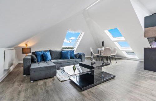 Stunning Penthouse-Style 2-Bed Uxbridge - Photo 6