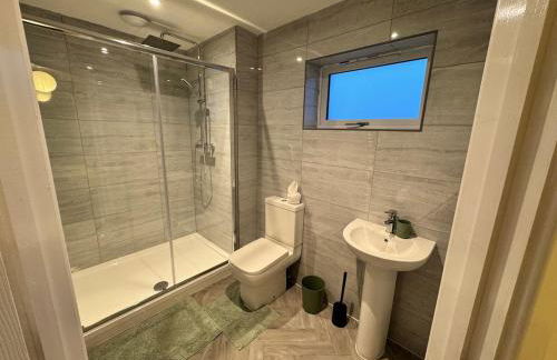 5 Town centre, entire flat, free parking king bed - Foto 22