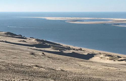 Aux pieds des plages, du port, de la piste cyclable et des commerces de proximité, un studio au dernier étage avec une vue panoramique sur le Bassin d'Arcachon, entièrement rénové, dans une résidence avec piscine - Foto 13