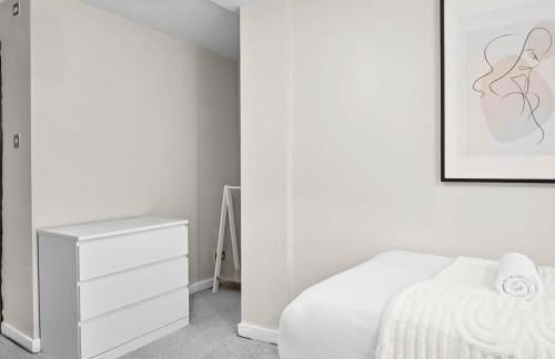 Spacious 5 Bedroom & 5 Bathrooms House - Garden - Parking - Netflix 376MW - Foto 28