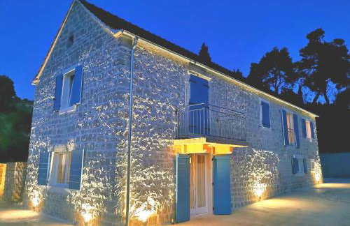 EST Villa DIOCLETIAN on Solta - luxurious villa, beachfront, private pool, outdoor BBQ, large terrace and garden, free parking - Wonderful privacy - Foto 1