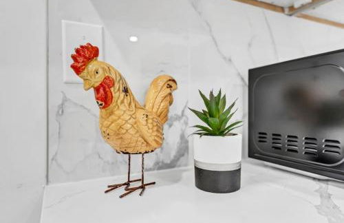 Stylish And Roomy Full House Dtwn - Photo 7