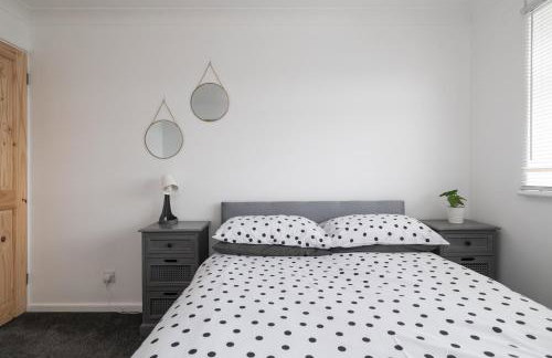 Spacious 3BR Home in Leighton Buzzard Parking Sleeps 5 Walk to Town & Train Near Rushmere Country Park & Leighton Buzzard Railway Perfect for Families & Work Stays - Foto 23