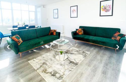 The Felix Apartments - 3 Bedrooms - FREE Parking - Close to train station - Photo 28