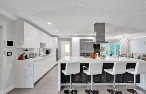 Luxe 4BR Waterfront w Htd Pool 5min to Beach - Foto 49