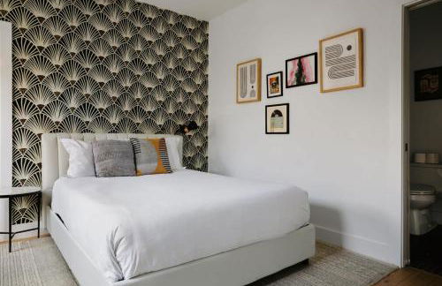 Stylish 3 Bed Retreat, Rooftop, Parking, Sleeps 10, Ensuite Baths, Bunk Room, Gourmet Kitchen, Cozy Living Space, Rooftop Views & Fire Table, Near Downtown, Distilleries & Marathon Village, 24 Hr Hospitality - Foto 13