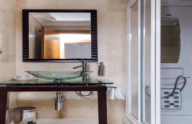 Modern Versace-themed Villa - Foto 16