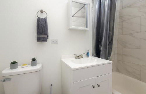 Chic 2BR Retreat Near OHare Free Parking - Foto 8