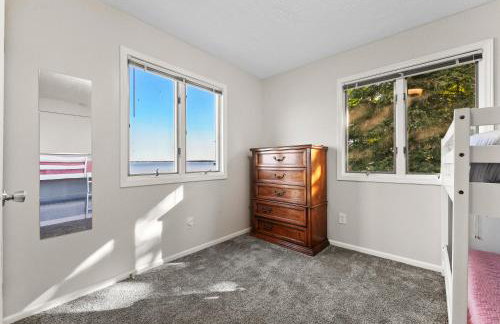 Lakefront - Spacious Family Getaway with Dock! - Foto 36