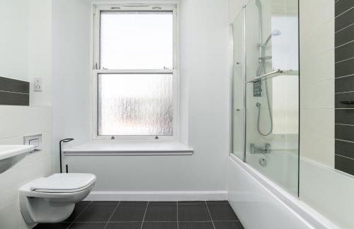 Central comfort and explore nearby cafes - Photo 13