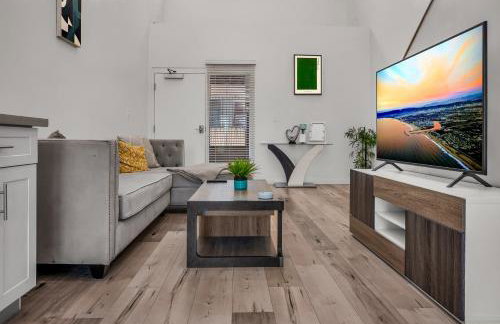 Modern 1 Bedroom Loft in Hollywood with Full Kitchen and Central AC Free Gated Parking - Photo 1