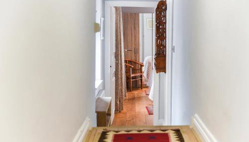 Spacious 2BR Flat with Private South Facing Terrace in West London - Photo 2