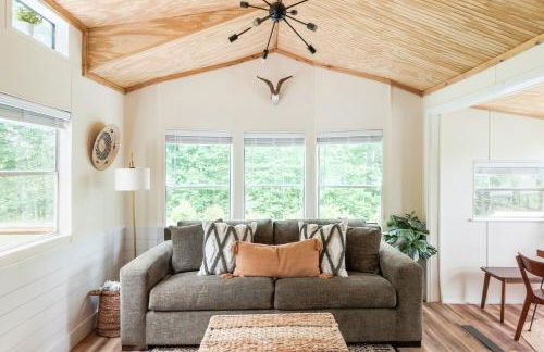 Mountain View Bungalow Near Breweries, Trails, Pool and Waterfalls - Foto 7