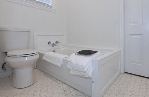 Group Getaway 6BR Near Fort Benning Huge Kitchen Private Yard - Foto 32