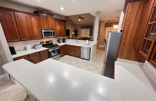 Magical Lakeview 4 Master Suites Pool Hot Tub BBQ Home Theater 2 Miles Disney - Foto 45