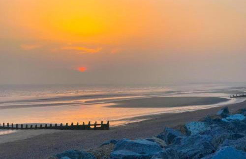 Charming Cottage in Romney Marsh Britain with Wooden Deck - Photo 6