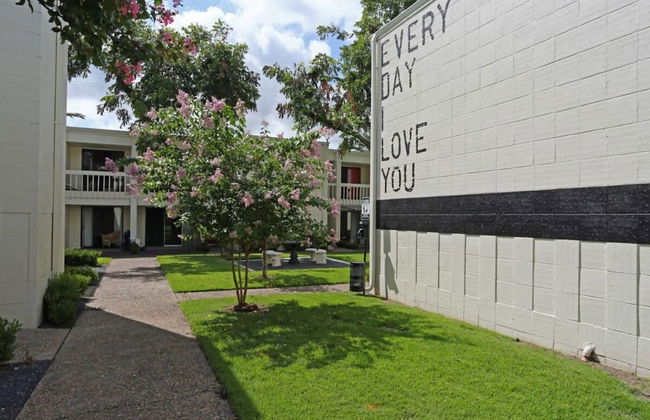 Chic 2BR Near Triangle With King Beds Fast Wifi - Foto 26