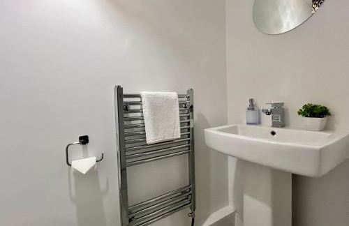 Borage House- Crawley,3BR House, Wifi, Parking, Close to Gatwick Airport, Contractor friendly, short and long term stays welcome - Foto 57