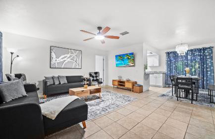 Sunny 3BR Oasis with Water View and Beach Gear Near Siesta - Foto 1