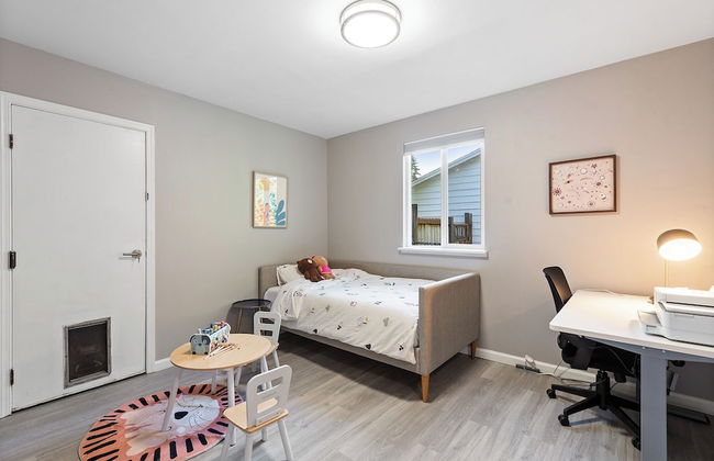 Cheerful Kirkland Home w/AC Big Yard, Walk to Beach - Photo 7