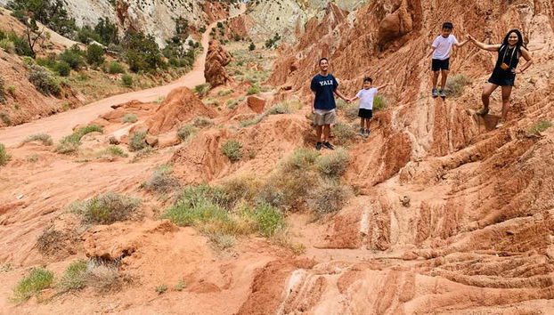 Una famiglia a spasso per il canyon