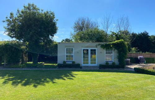 Large Country House with Hot Tub, Pool Table, and Log Burner - Photo 3