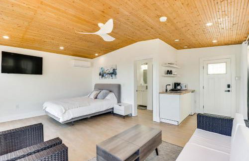 Waterfront Colonial Beach Studio with Boat Dock! - Foto 7