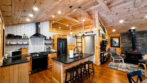 5R Cozy log chalet in fantastic location. Ski, snowshoe, fish, explore! AC, pet friendly! - Foto 5