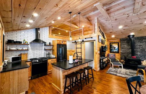 5R Cozy log chalet in fantastic location. Ski, snowshoe, fish, explore! AC, pet friendly! - Photo 5