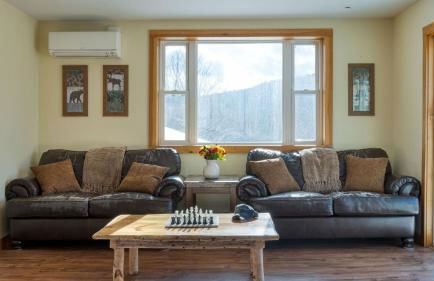 Mins to Hunter Mountain • Sleeps 36 • Pool Spa Games Bar Cozy Peaks Lodge by AvantStay - Foto 9