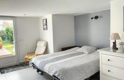 Quiet Studio with Private Parking - Photo 8