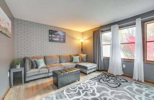 Cozy Houghton Lake Home with Fire Pit and Porch - Foto 3