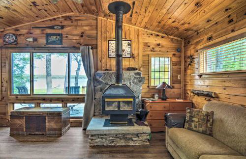 Lake Livin Cozy Cabin with Dock, Bar, 2 Kayaks - Foto 11