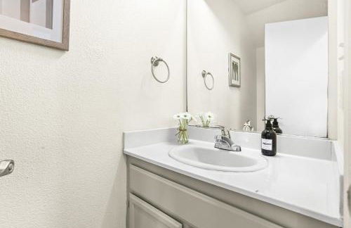 Remodeled 3B2B Bright House with a King Suite - Foto 31