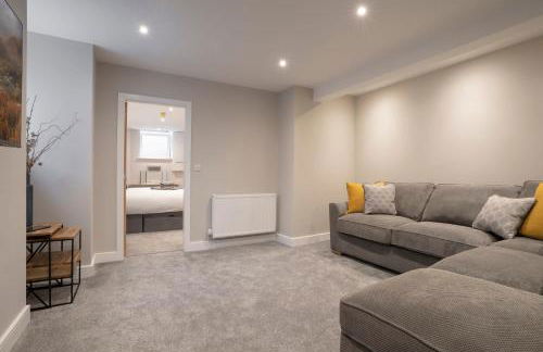 The Hideaway with Cosy Fireplace by LetMeStay - Foto 8