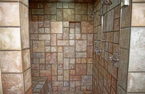 Outdoor Private Hot Tub, In Home Movie Theater, Luxurious Creekside Home - Photo 26