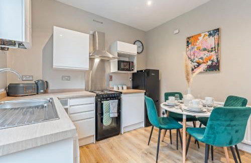 Stylish House - Close to City Centre - Self-Check-In - Free Parking, Work Space, Fast WiFi, Smart TV and Garden by Yoko Property - Foto 15