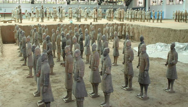 Ganztagesausflug zur Qin-Dynastie mit Töpferei-Workshop und Herstellung von Terrakotta-Kriegern - Foto 2