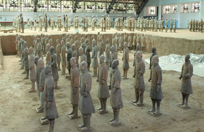 Ganztagesausflug zur Qin-Dynastie mit Töpferei-Workshop und Herstellung von Terrakotta-Kriegern - Foto 2