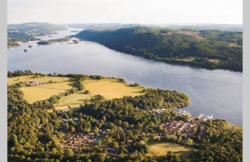 Mistletoe One Luxury Lodge with Hot Tub Windermere - Photo 36