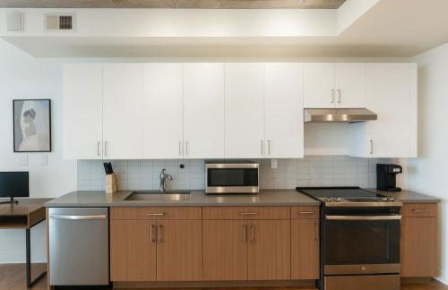 Trendy 3BR City Apt Pool and Ping Pong Fun - Foto 23